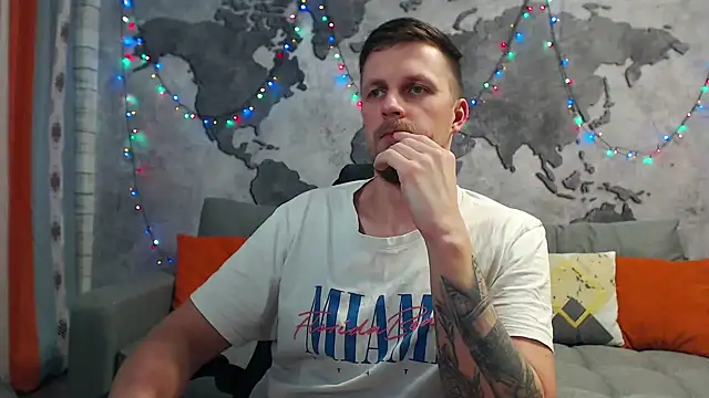 Snapshot of VikingChrisss chatting on 12/21/24, 10:06 VikingChrisss online show from 12/21/24, 10:06