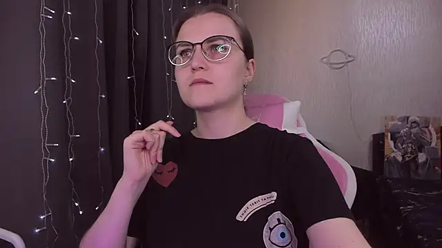 Snapshot of MissBrightShine chatting on 10/11/25, 12:36 MissBrightShine online show from 10/11/25, 12:36