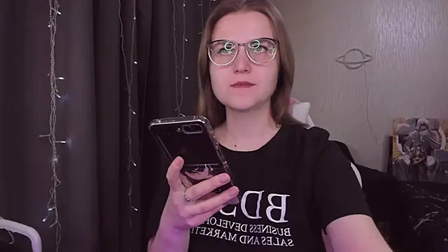 Snapshot of MissBrightShine chatting on 10/14/25, 10:16 MissBrightShine online show from 10/14/25, 10:16