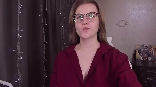 Snapshot of MissBrightShine chatting on 10/16/25, 10:05 MissBrightShine online show from 10/16/25, 10:05