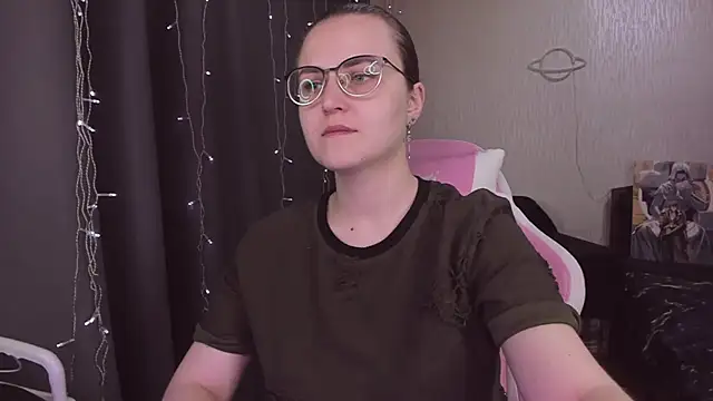 Snapshot of MissBrightShine chatting on 10/22/25, 10:26 MissBrightShine online show from 10/22/25, 10:26