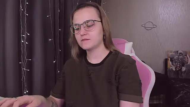 Snapshot of MissBrightShine chatting on 10/24/25, 11:06 MissBrightShine online show from 10/24/25, 11:06