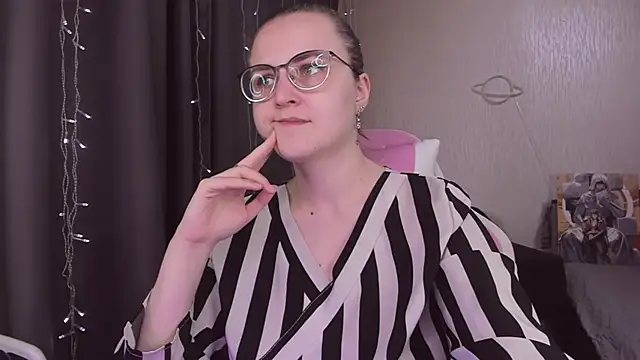 Snapshot of MissBrightShine chatting on 10/30/25, 10:06 MissBrightShine online show from 10/30/25, 10:06