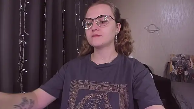 Snapshot of MissBrightShine chatting on 10/31/25, 10:16 MissBrightShine online show from 10/31/25, 10:16