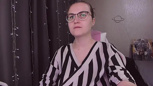 Snapshot of MissBrightShine chatting on 11/06/25, 10:05 MissBrightShine online show from 11/06/25, 10:05