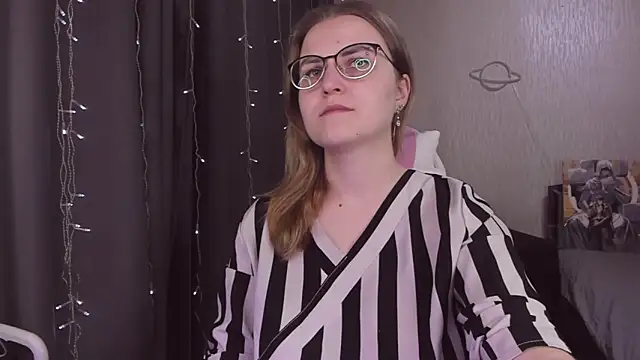 Snapshot of MissBrightShine chatting on 11/08/25, 12:05 MissBrightShine online show from 11/08/25, 12:05