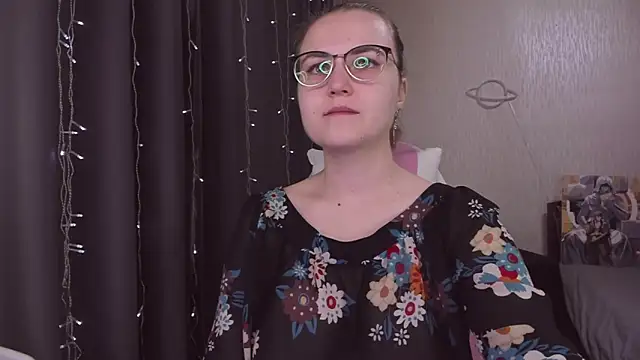 Snapshot of MissBrightShine chatting on 11/11/25, 10:15 MissBrightShine online show from 11/11/25, 10:15