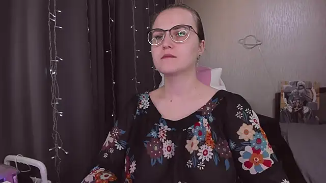 Snapshot of MissBrightShine chatting on 11/15/25, 11:18 MissBrightShine online show from 11/15/25, 11:18