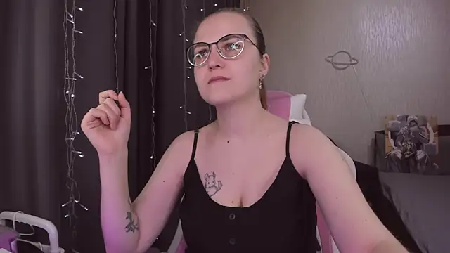 Snapshot of MissBrightShine chatting on 11/16/25, 10:32 MissBrightShine online show from 11/16/25, 10:32