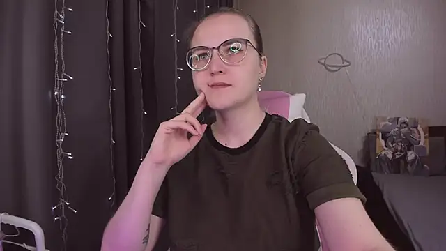 Snapshot of MissBrightShine chatting on 11/18/25, 10:31 MissBrightShine online show from 11/18/25, 10:31