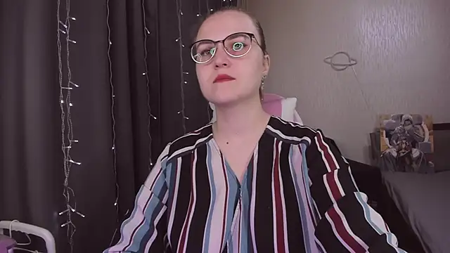 Snapshot of MissBrightShine chatting on 11/19/25, 10:26 MissBrightShine online show from 11/19/25, 10:26