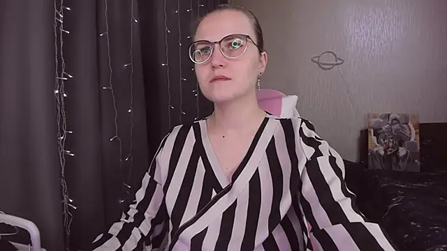 Snapshot of MissBrightShine chatting on 11/28/25, 11:13 MissBrightShine online show from 11/28/25, 11:13