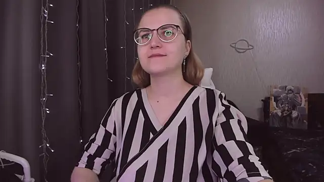 Snapshot of MissBrightShine chatting on 11/30/25, 11:58 MissBrightShine online show from 11/30/25, 11:58