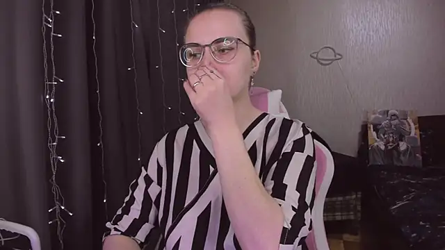 Snapshot of MissBrightShine chatting on 12/04/25, 11:19 MissBrightShine online show from 12/04/25, 11:19