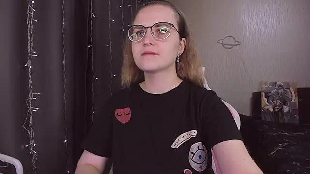 Snapshot of MissBrightShine chatting on 12/14/25, 10:42 MissBrightShine online show from 12/14/25, 10:42