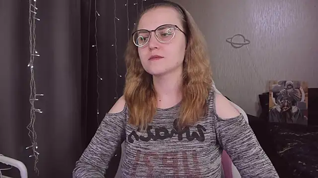 Snapshot of MissBrightShine chatting on 12/17/25, 12:11 MissBrightShine online show from 12/17/25, 12:11