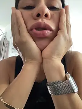 Snapshot of dominantandsubmissiveshow chatting on 11/15/25, 08:27 dominantandsubmissiveshow online show from 11/15/25, 08:27