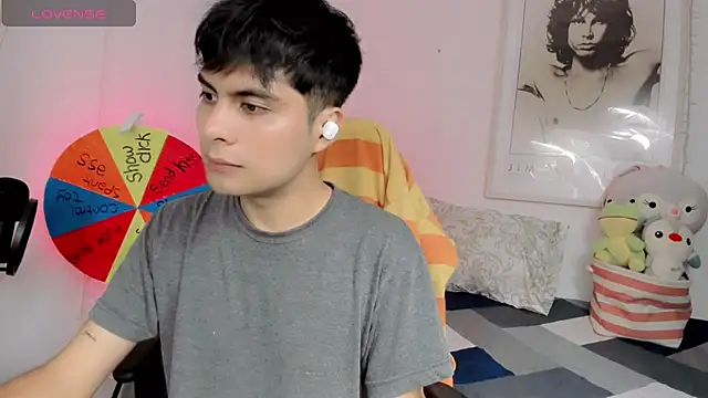 Snapshot of lucas_cute chatting on 01/03/25, 12:33 lucas cute online show from 01/03/25, 12:33