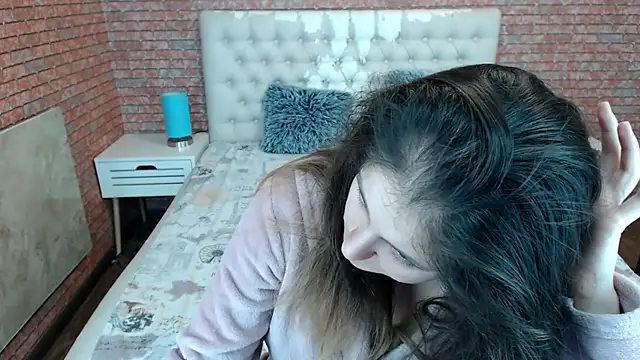 Holliy Cooper online show from 11/11/25, 10:04