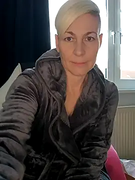 Snapshot of DarleenHot chatting on 12/06/24, 11:11 DarleenHot online show from 12/06/24, 11:11
