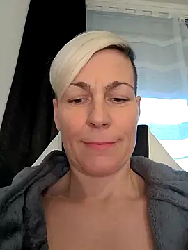 Snapshot of DarleenHot chatting on 12/17/24, 02:44 DarleenHot online show from 12/17/24, 02:44