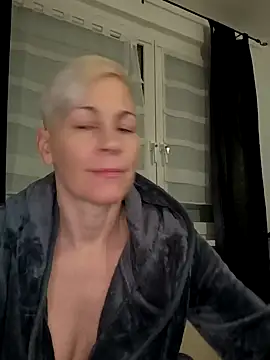 Snapshot of DarleenHot chatting on 12/20/24, 06:29 DarleenHot online show from 12/20/24, 06:29
