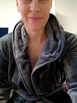 Snapshot of DarleenHot chatting on 12/22/24, 10:38 DarleenHot online show from 12/22/24, 10:38