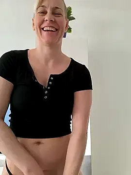 Snapshot of DarleenHot chatting on 01/07/25, 09:18 DarleenHot online show from 01/07/25, 09:18