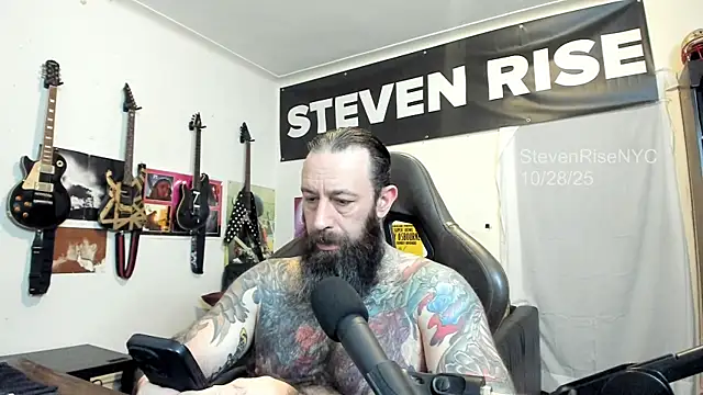 Snapshot of StevenRiseNYC chatting on 10/29/25, 01:02 StevenRiseNYC online show from 10/29/25, 01:02