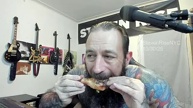 Snapshot of StevenRiseNYC chatting on 10/31/25, 02:34 StevenRiseNYC online show from 10/31/25, 02:34