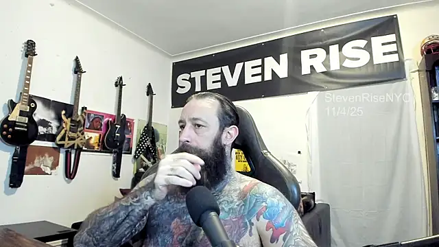 Snapshot of StevenRiseNYC chatting on 11/05/25, 01:38 StevenRiseNYC online show from 11/05/25, 01:38