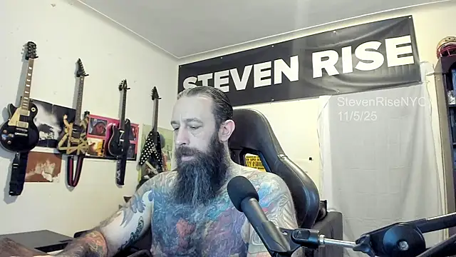 Snapshot of StevenRiseNYC chatting on 11/05/25, 01:44 StevenRiseNYC online show from 11/05/25, 01:44
