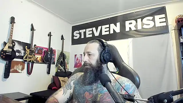 Snapshot of StevenRiseNYC chatting on 11/06/25, 01:50 StevenRiseNYC online show from 11/06/25, 01:50