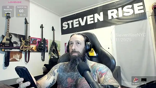 Snapshot of StevenRiseNYC chatting on 11/30/25, 01:09 StevenRiseNYC online show from 11/30/25, 01:09