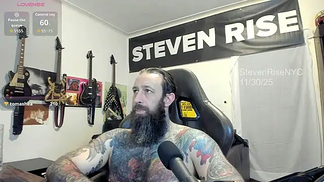 Snapshot of StevenRiseNYC chatting on 12/01/25, 01:21 StevenRiseNYC online show from 12/01/25, 01:21