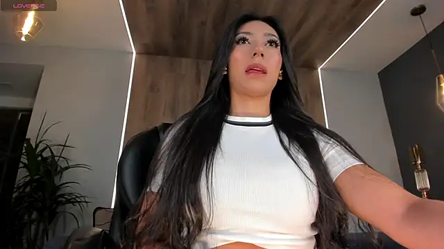 LizzHamilton   online show from 12/14/24, 01:05