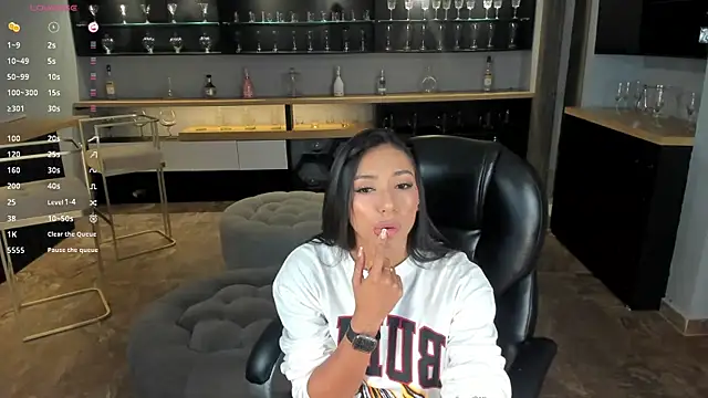 LizzHamilton   online show from 01/19/25, 09:23