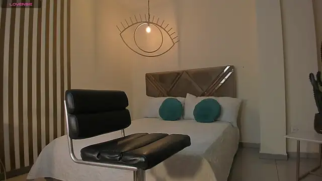 LizzHamilton   online show from 10/18/25, 10:32