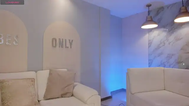 LizzHamilton   online show from 11/02/25, 04:09