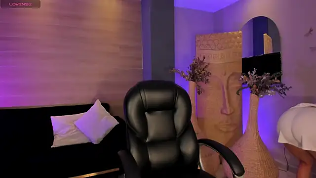 LizzHamilton   online show from 12/15/25, 09:41