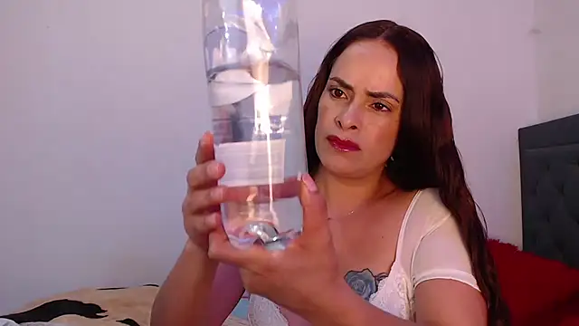 susana07 online show from 10/18/25, 07:47