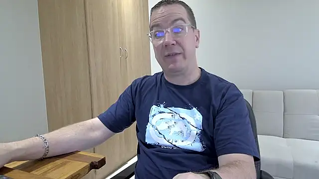 Snapshot of BrettJ81 chatting on 12/16/25, 12:32 BrettJ81 online show from 12/16/25, 12:32