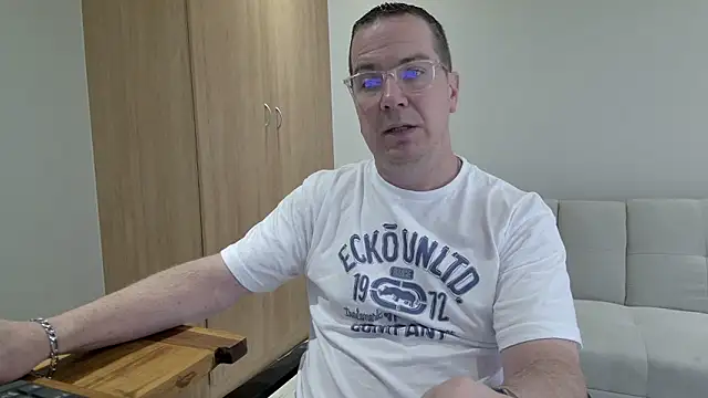 Snapshot of BrettJ81 chatting on 12/17/25, 01:17 BrettJ81 online show from 12/17/25, 01:17