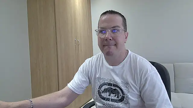 Snapshot of BrettJ81 chatting on 12/20/25, 09:05 BrettJ81 online show from 12/20/25, 09:05