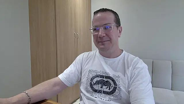Snapshot of BrettJ81 chatting on 01/11/26, 02:44 BrettJ81 online show from 01/11/26, 02:44