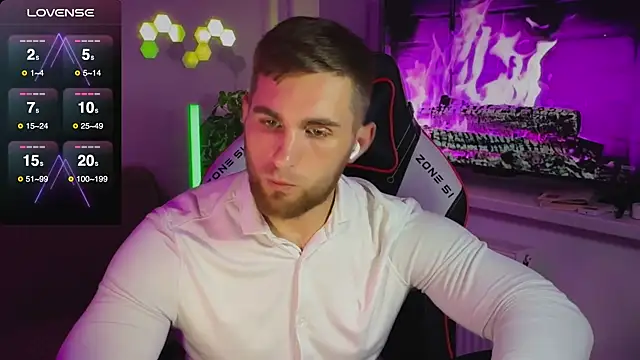 Snapshot of Sweeet__boy chatting on 10/31/25, 10:00 Sweeet boy online show from 10/31/25, 10:00