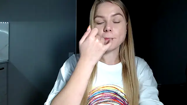 Snapshot of Sunbeam_ chatting on 10/15/25, 09:59 Sunbeam online show from 10/15/25, 09:59