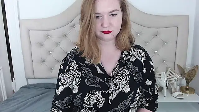 LaraDream online show from 12/28/24, 08:36