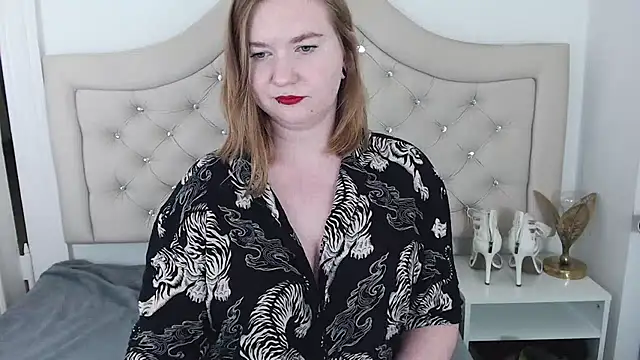 LaraDream online show from 12/28/24, 11:37