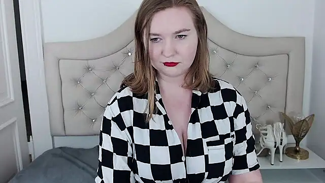 LaraDream online show from 12/29/24, 11:39